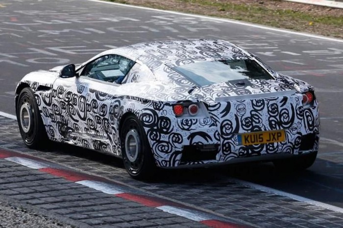 Turbómotorral jön az új Aston Martin 7