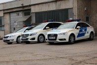 Audik és 184 lóerős Mercedesek járőrautóként. Amíg a miniszterekért mentőhelikopter érkezik egy közlekedési balesethez és repülnek a Honvédkórházba, a döntéshozóknak nem lesz kapcsolatuk a hazai egészségügy tényleges viszonyaival. A rendőrök védik meg őket a tüntetőktől, de nem mi látjuk el őket, ha hozzájuk vágják a macskakövet - mondta erről egy mentődolgozó