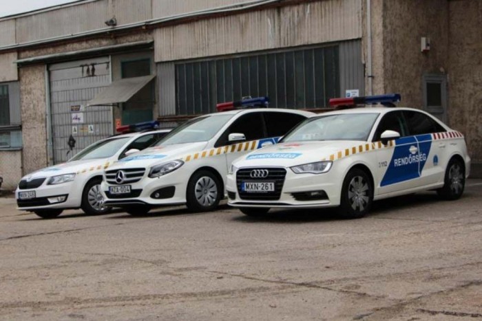 Baj van a mentőautókkal? 6 Audik és 184 lóerős Mercedesek járőrautóként. Amíg a miniszterekért mentőhelikopter érkezik egy közlekedési balesethez és repülnek a Honvédkórházba, a döntéshozóknak nem lesz kapcsolatuk a hazai egészségügy tényleges viszonyaival. A rendőrök védik meg őket a tüntetőktől, de nem mi látjuk el őket, ha hozzájuk vágják a macskakövet - mondta erről egy mentődolgozó