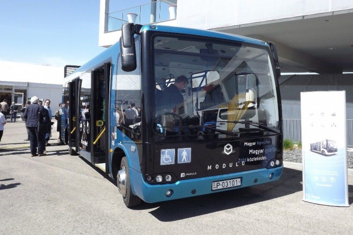 Így terelnék át az autósokat a tömegközlekedésre 3 Az Evopro Zsámbékra a hibrid hajtású buszát hozta el. A dizájn a késői csehszlovák formatervezést idézi