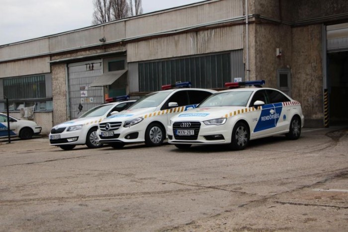 Téli gumi nélkül jártak eddig a rendőrök – Gondoltad volna?