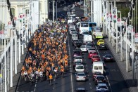 Az I Bike Budapest biciklis felvonulás résztvevői az Erzsébet hídon 2015. április 25-én. MTI Fotó: Mohai Balázs