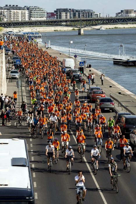 Az I Bike Budapest biciklis felvonulás résztvevői a Salkaházi Sára rakparton 2015. április 25-én. MTI Fotó: Mohai Balázs