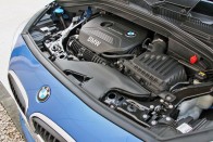 Keresztbe beépített motor BMW emblémával