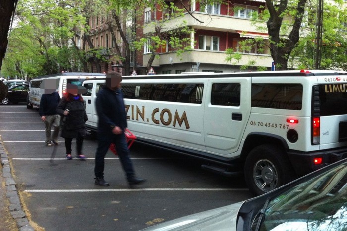 Ez a hölgy például bottal közlekedett, sörösládával segítve szállt be végül a limóba társai mellé