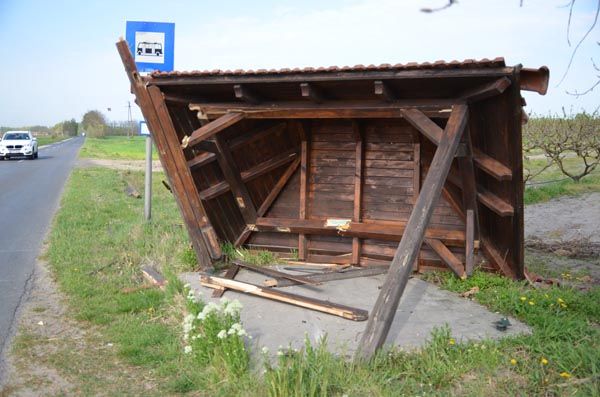 Buszmegállóba hajtott egy autó