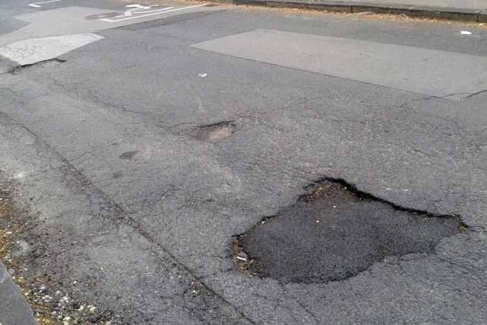 Mit csináljunk, ha kátyúba hajtottunk? 9 | Vezess Pár nappal a rendőrségi helyszínelés után betömte a kátyút a II. kerületi önkormányzat