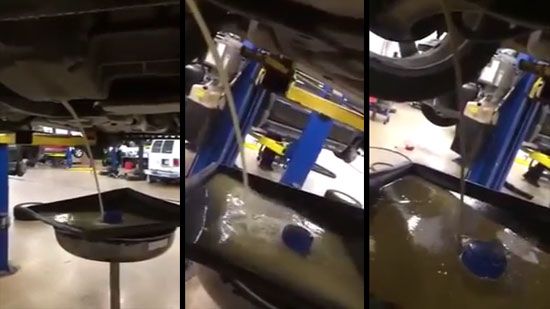 Melegedett a motor, vizet töltött bele egy autós