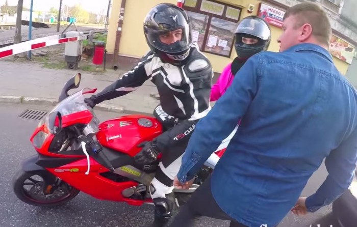 Idegbeteg autós adott kokit a motorosnak, aki hihetetlenül higgadt maradt