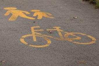 Autóval ment át egy kislány kezén, aztán elhajtott