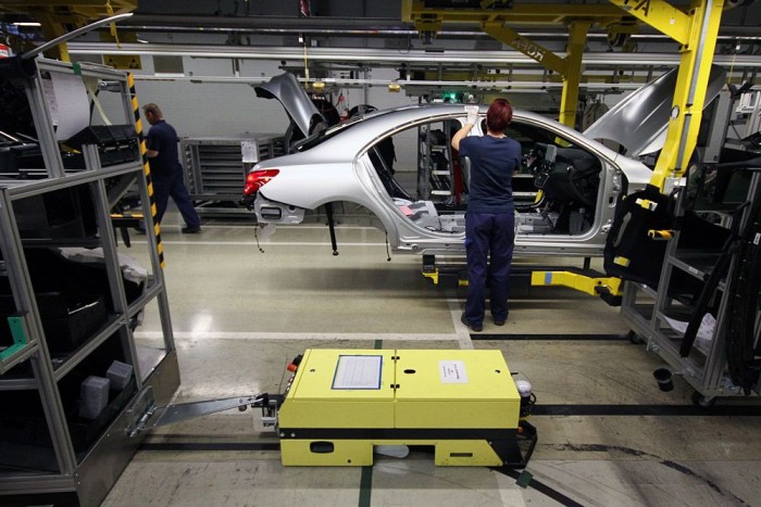 Rekordot döntött a kecskeméti Mercedes 2 A kis sárga téglarobot önműködően szaladgál fel-alá és alkatrészekkel megrakott kocsikat vonszol maga után