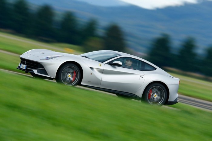 Ha ez a Ferrari beindul, nincs aki megállítsa 2 1715 kg üresen a 4,62 méter hosszú és 1,94 méter széles Ferrari. Nem is olyan vészes egy 741 lóerős, 690 Nm-es nyomatékot kínáló szupersportkocsitól. A képekre kattintva galéria nyílik!
