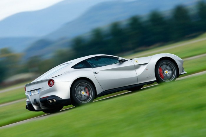 Ha ez a Ferrari beindul, nincs aki megállítsa 3 A duplakuplungos váltó remekül elboldogul a hatalmas erővel, de elvétve, főleg lassú gurulásnál azért érezni némi zavaró rángatást