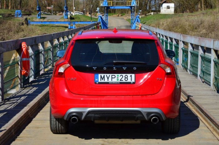 Festeni nem lehetne szebb lámpatesteket, remekül passzol a kombisághoz.