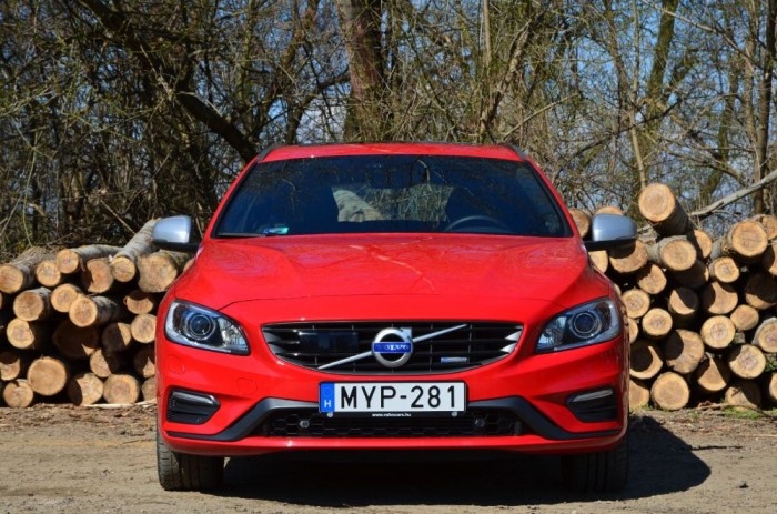 Az ablak felső részén és a hűtőrácson helyezték el az érzékelőket, amik védik az utasok, a sofőr és a bringások/gyalogosok életét. Ez a biztonsági csomag a legvaskosabb az extrák között: 840 000 forint.