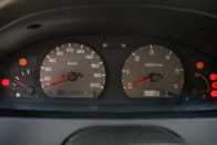 Ausztriából származik ez az N15-ös, 1995 és 2000 között gyártott Nissan Almera. 580 ezer forintért jó vételnek tűnt a szűzies, 195 000 kilométeres óraállással