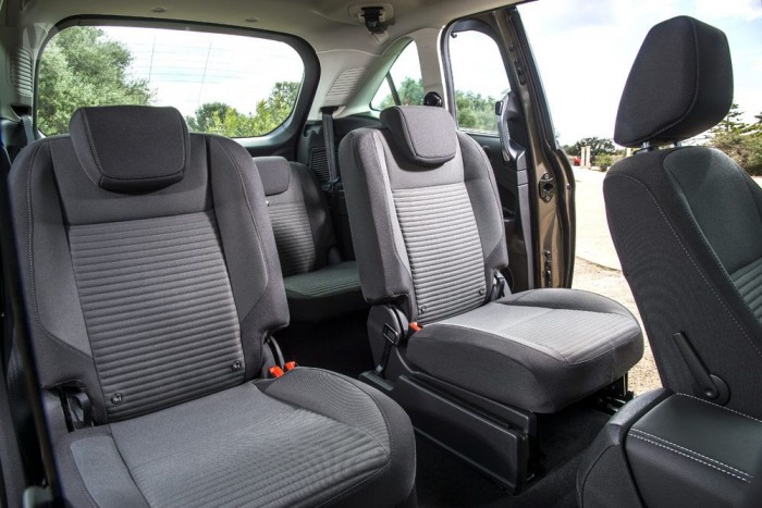 A középső ülés a jobb hátsó ülőlapja alá hajtogatható 