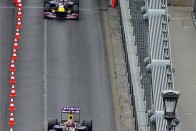 Elöl Coulthard, mögötte egyik utódja Red Bullnál, Kvyat