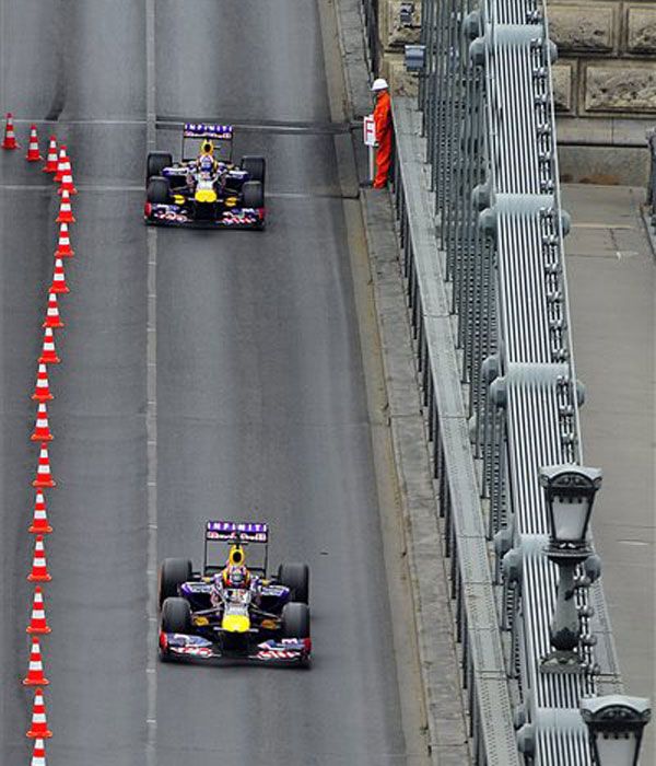 Elöl Coulthard, mögötte egyik utódja Red Bullnál, Kvyat