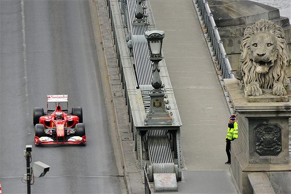 Több évvel ezelőtti Ferrarival körözgetett a finn. Itt a Lánchídon