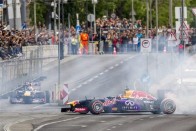 Ami elmaradhatatlan egy ilyen bemutatón: Kvyat játszik a közönségnek