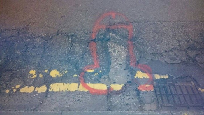 Rajzolt pöcsökkel a kátyúk ellen? 6