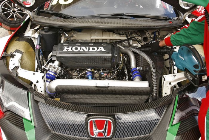 Idén 380 lóerő körüli motorok dübörögnek a verseny Hondákban, legalábbis papíron...