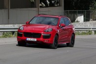 A Cayenne GTS is erős és gyors, de a kanyargós utakon magas és nehéz