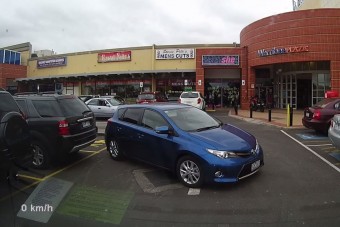 Így parkol az autós, aki búcsúban lőtte a jogsiját