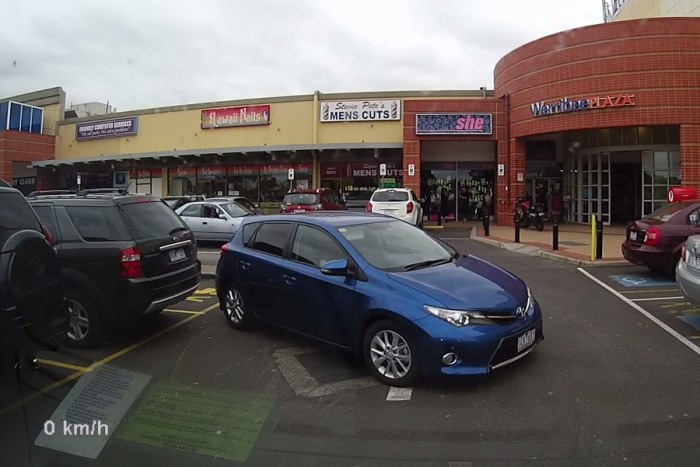 Így parkol az autós, aki búcsúban lőtte a jogsiját