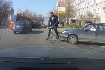 Bosszúálló bringás törte le az autó tükrét