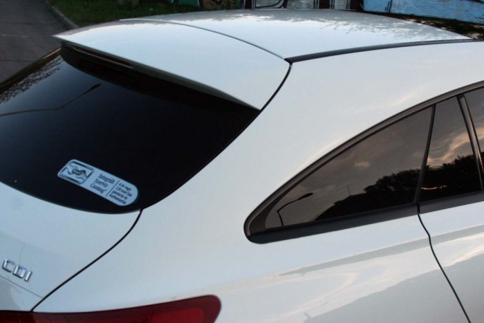 Ha kétségeink lettek volna a hátsó áttekinthetőséget illetően: a fémen valóban nehéz átlátni