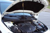 2012 óta a Dacia Loganban gázos teleszkóp emeli fel a motorházfedelet, a Mercedes-Benz viszont nem áldozott ugyanerre