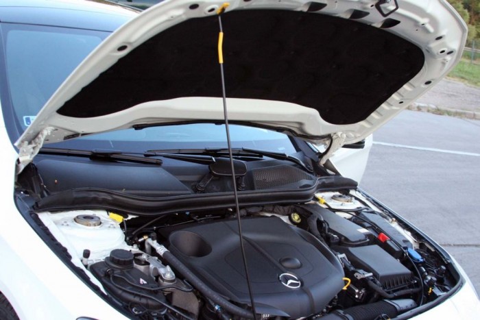 Teszten a legszebb magyar családi autó 82 2012 óta a Dacia Loganban gázos teleszkóp emeli fel a motorházfedelet, a Mercedes-Benz viszont nem áldozott ugyanerre