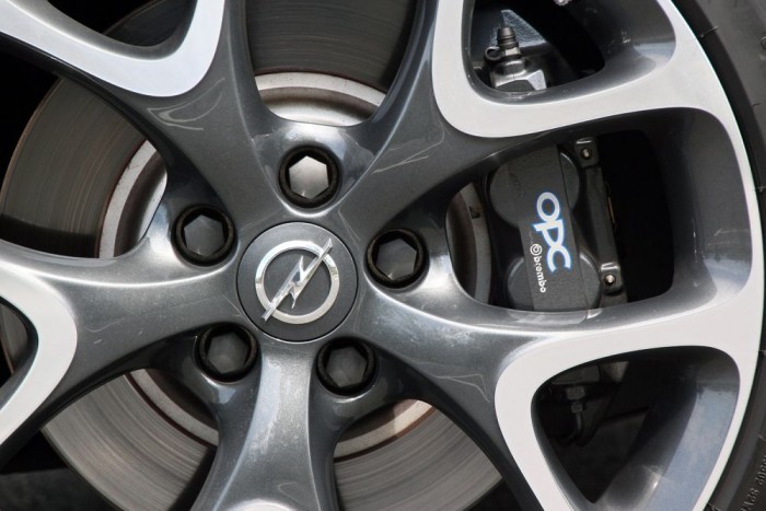 Brembo féknyereg kandikál ki a küllők közül 