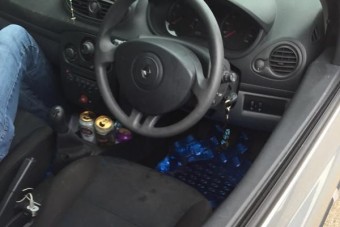 Vezetés közben sörözött, mégis elengedték