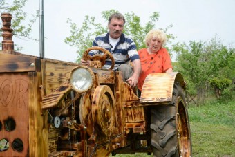A nap képe - fából faragott traktor Tiszaörsön