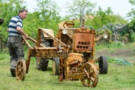 A nap képe – fából faragott traktor Tiszaörsön 9