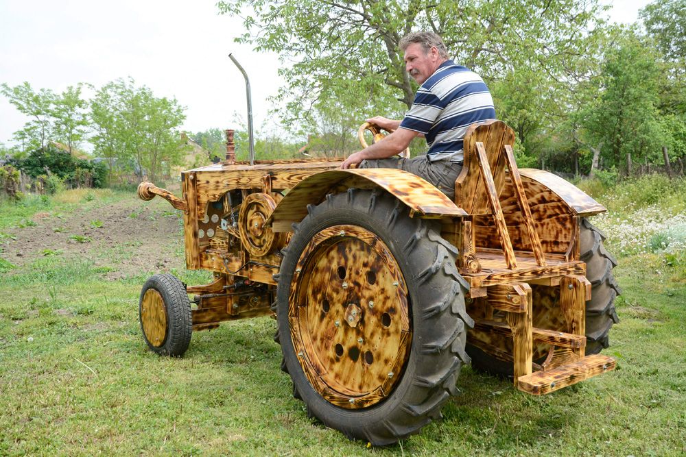 A nap képe – fából faragott traktor Tiszaörsön 5