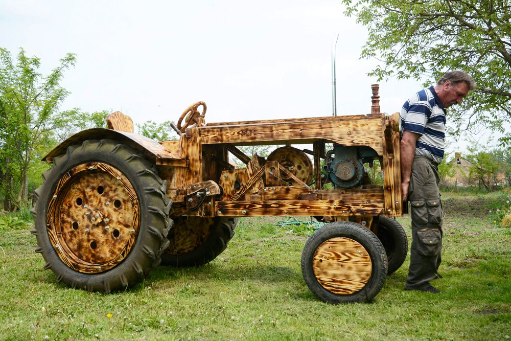 A nap képe – fából faragott traktor Tiszaörsön 6