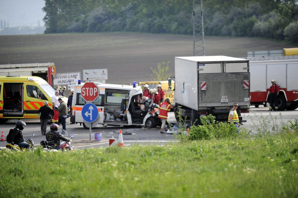 Teherautó ütközött mentővel az M1-esnél 4