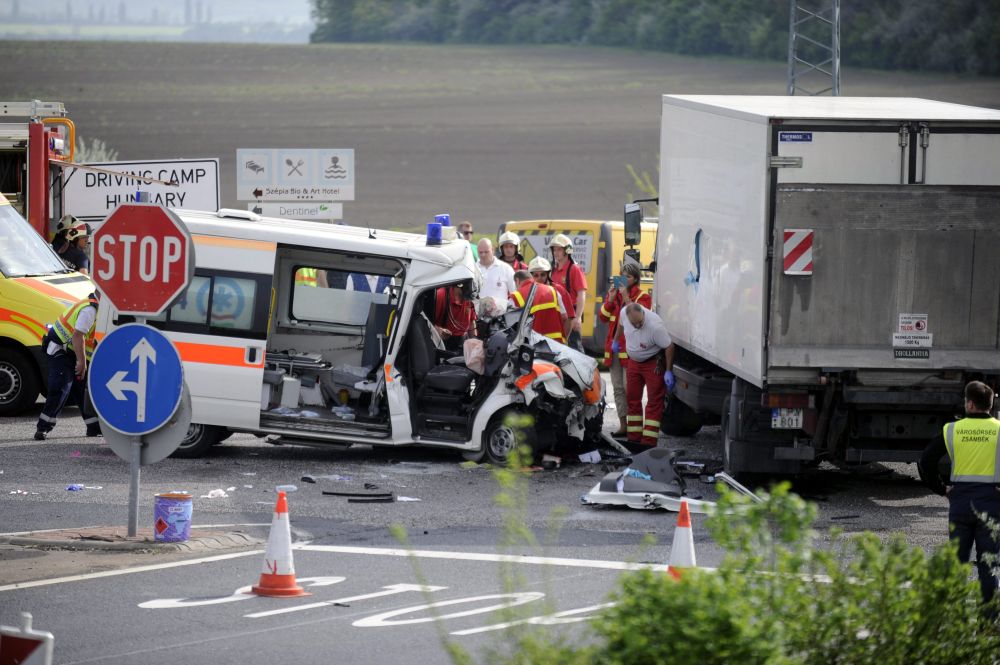 Teherautó ütközött mentővel az M1-esnél 1