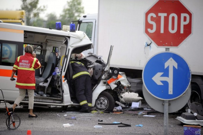 Teherautó ütközött mentővel az M1-esnél 2 Teherautó ütközött mentővel az M1-esnél 2