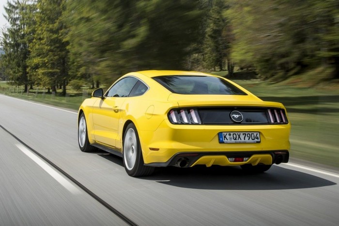 Felöltözve szexisebb az új Mustang 6 | Vezess Három-három csíklámpa, akár az első Mustangon. A hátsó diffúzor inkább csak a szemnek szól, a nagy sebességű stabilitással még sincs gond