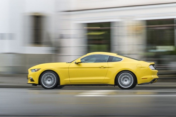 Felöltözve szexisebb az új Mustang 11 | Vezess Azért nem néz ki rosszul oldalról sem! A 19-es kerekekkel nem a legkényelmesebb a rugózás, viszont a kanyarstabilitásban nincs hiba!