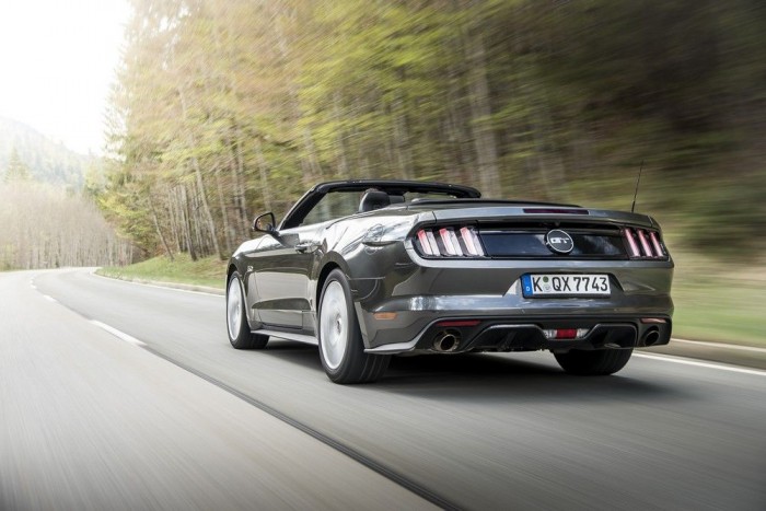 Felöltözve szexisebb az új Mustang 12 | Vezess Nyitott tetővel nem érdemes 130-140 km/óránál gyorsabban száguldozni még felhúzott oldalablakokkal sem, mert örvények keletkeznek az utastérben. Viszont innen is nagyon jól mutat a Mustang
