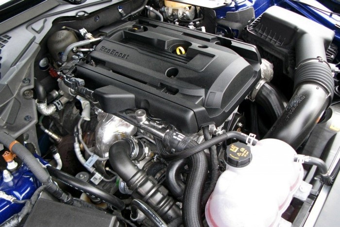 Felöltözve szexisebb az új Mustang 13 | Vezess Kis fordulatszámról érzetre jobban húz a V8-asnál a 2,3 literes, négyhengeres, közvetlen befecskendezéses, turbófeltöltős benzinmotor. Hétköznapi autósoknak ez az ajánlottabb motor
