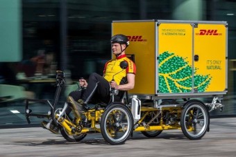 Íme, a futárbringák kamionja