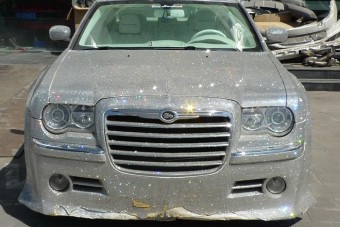 Kínában úgy maxolták ki az ízléstelenséget, hogy a fal adja a másikat