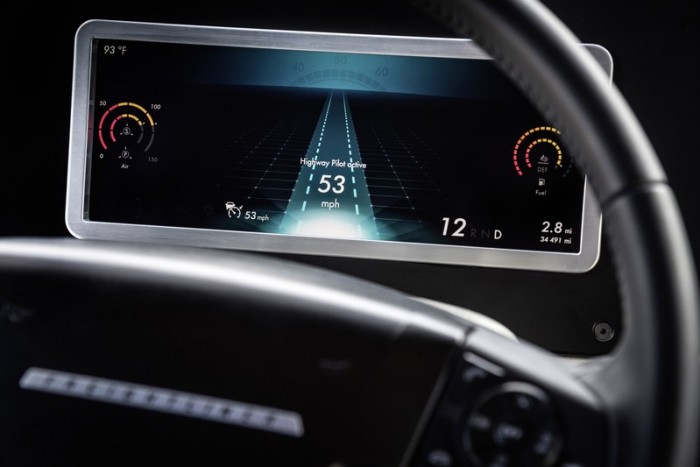 Rendszámot kapott egy önmagát vezető kamion 8 Ez lenne az automata vezérlésű kamion műszerfala